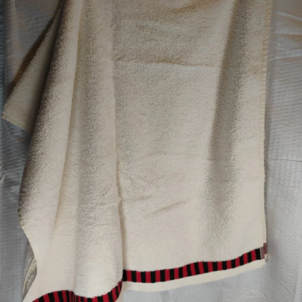 Christmas theme bath towel white w/ cat wearing hat by Santens brand circa 1990s